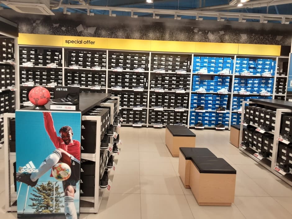 Adidas - Lotte Outlets Dongbusan Branch [Tax Refund Shop] (아디다스 롯데아울렛 동부산점)