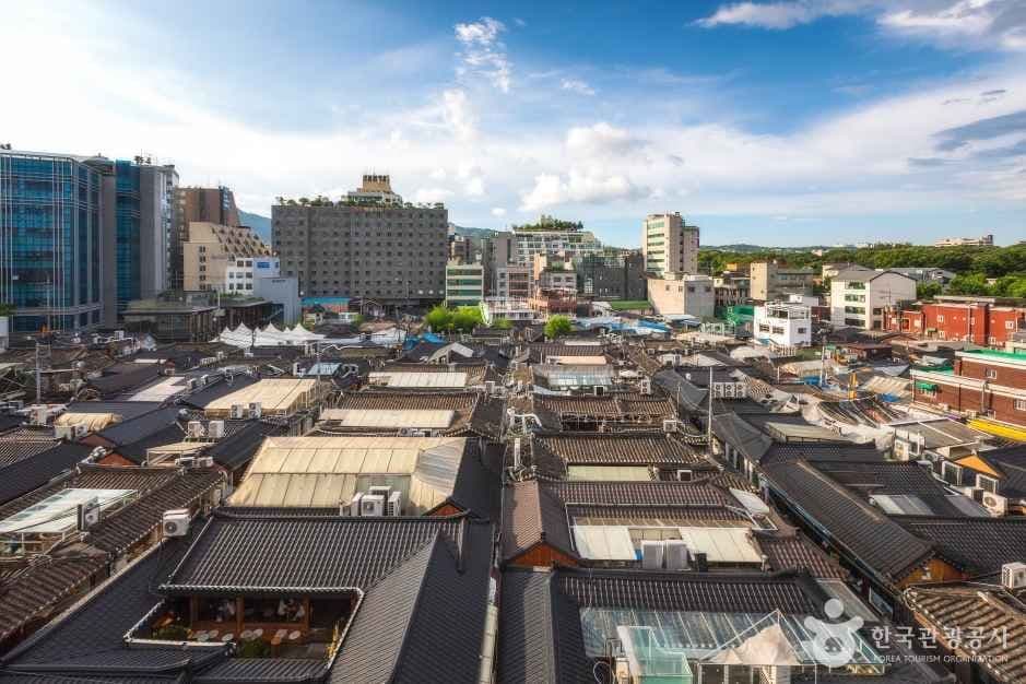 Ikseon-dong Hanok Street (익선동 한옥거리)