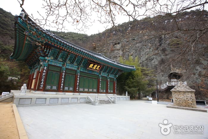 Gunwi Buddha Triad Grotto (2nd Seokguram) (군위 아미타여래삼존 석굴)