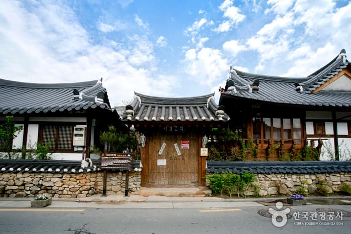 Ihwa Gotaek (이화고택)