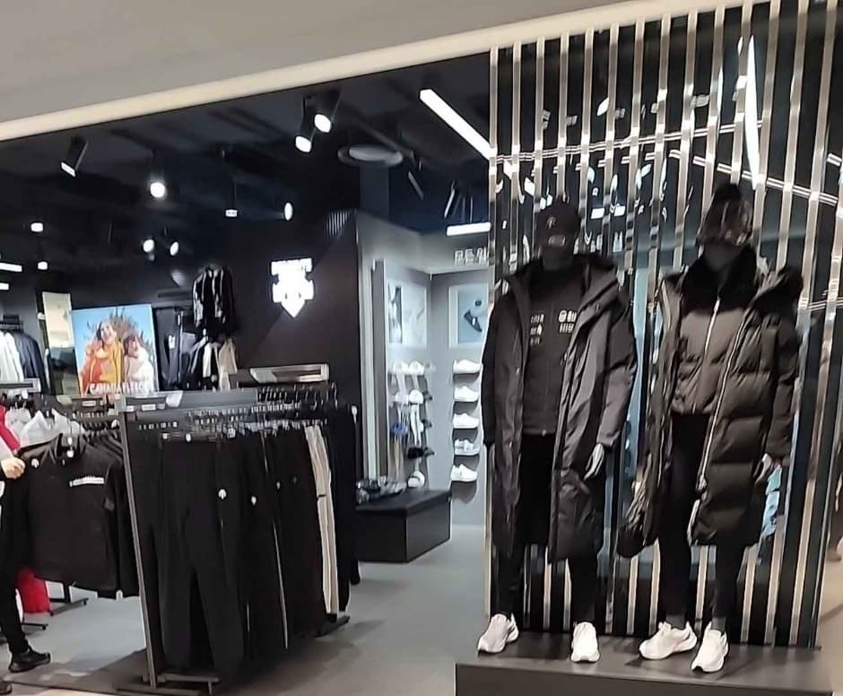 Descente [Tax Refund Shop] (데상트)