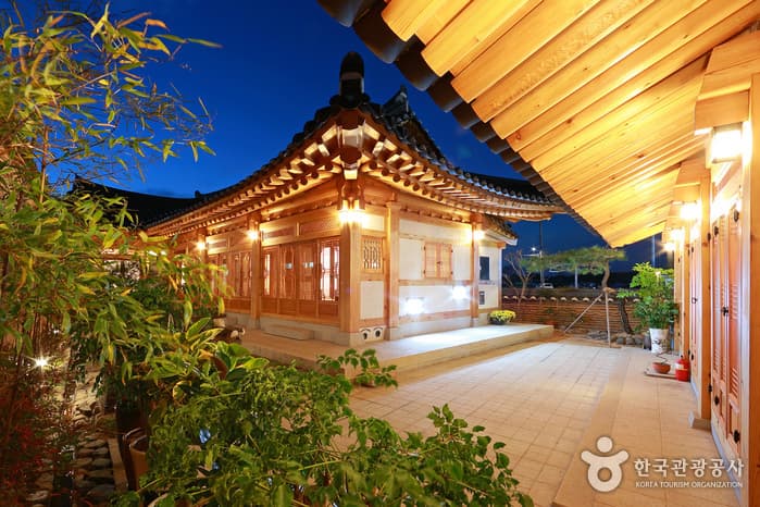Wiyeonjae Hanok Stay (위연재)