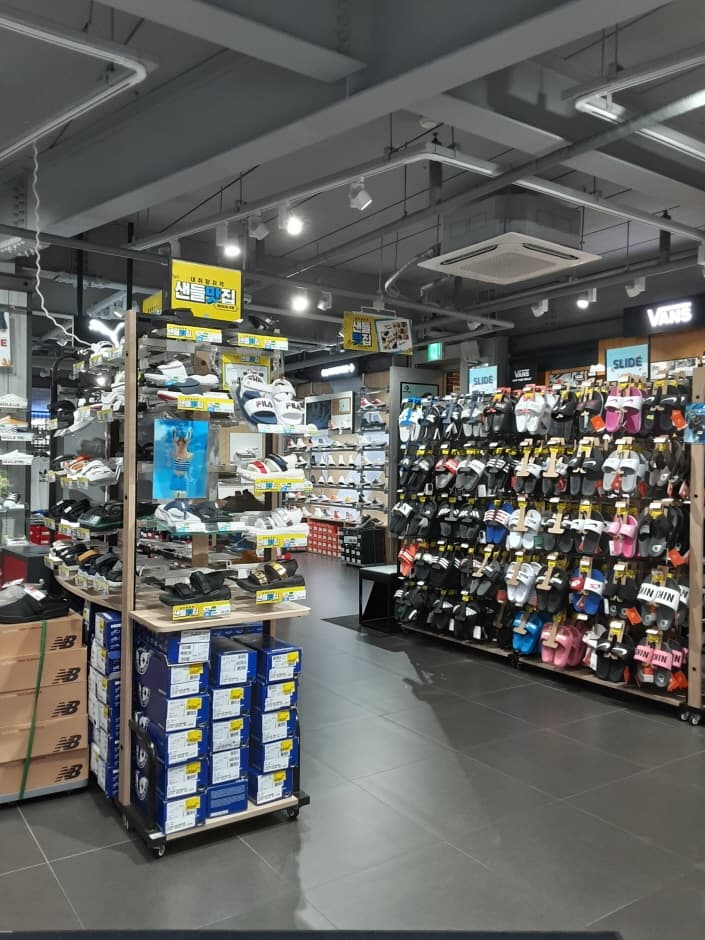ABC-Mart - Myeong-dong 3(sam)beon-ga [Tax Refund Shop] (ABC마트 ST명동3번가)