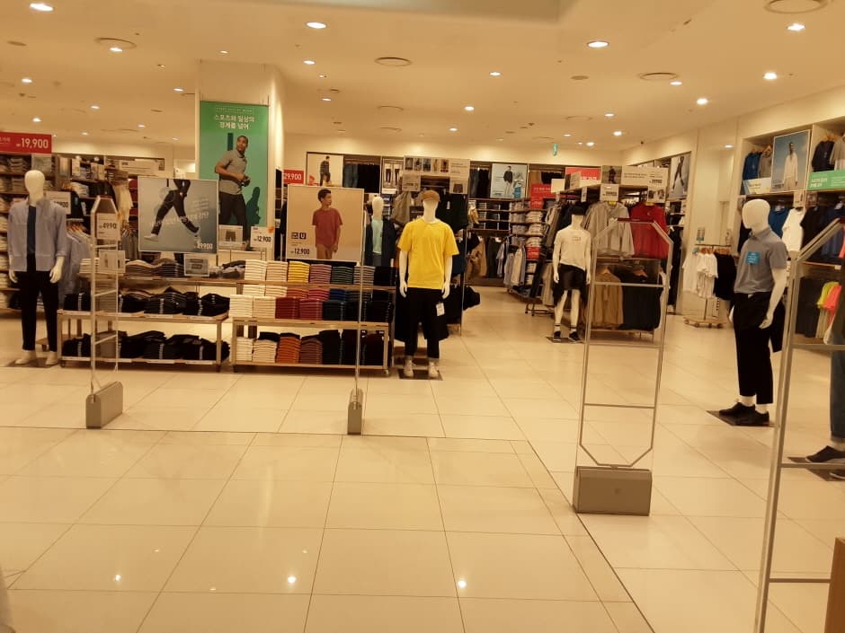 Uniqlo - D-CUBE Geoje Branch [Tax Refund Shop] (유니클로 디큐브거제)