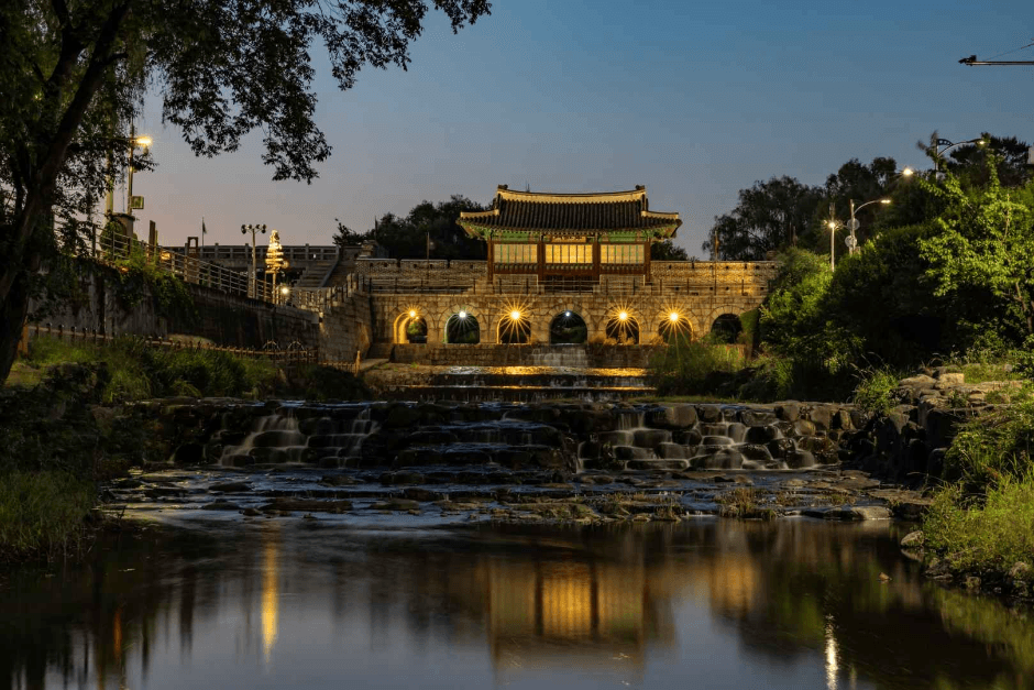 Hwahongmun Gate (화홍문(華虹門))