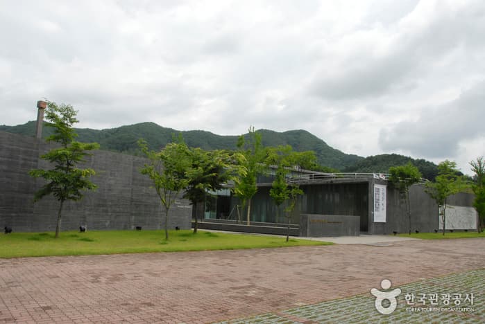 Yanggu Porcelain Museum (양구백자박물관)