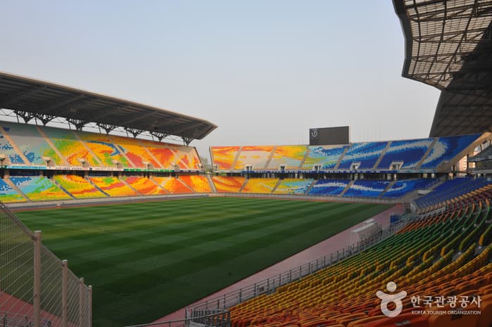 Suwon World Cup Stadium (수원월드컵경기장)