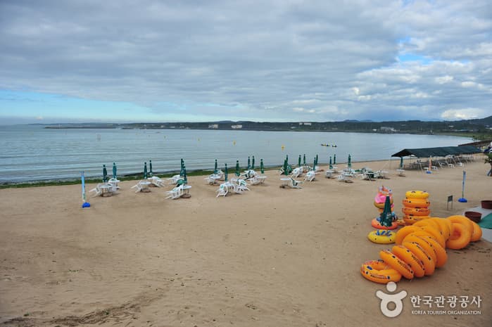 Sinyang Seopji Beach (신양 섭지해수욕장)