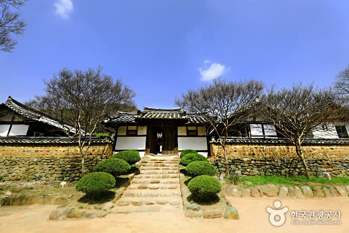 PyoChungJae Experience Center (표충재 전통체험관)