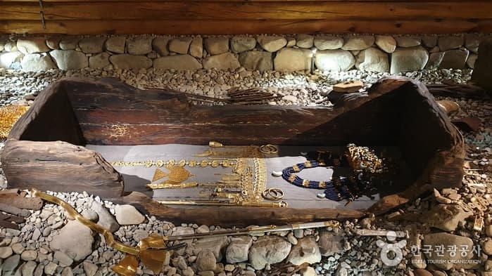 Cheonmachong Tomb (Daereungwon Ancient Tombs) (천마총(대릉원))