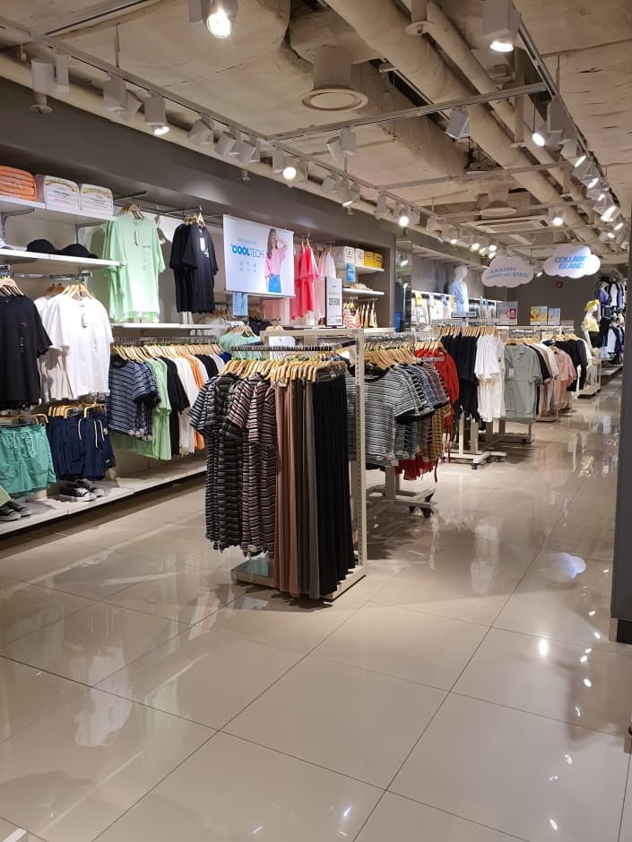 EW Spao - Sinchon Branch [Tax Refund Shop] (EW 스파오 신촌)