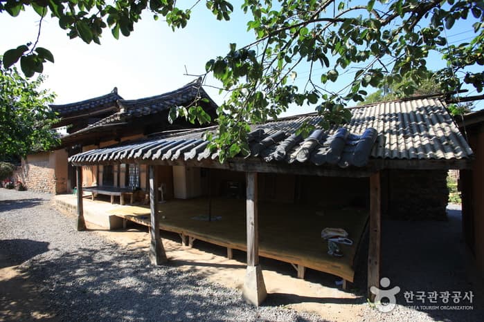 Namsa Yedamchon Village (남사예담촌)