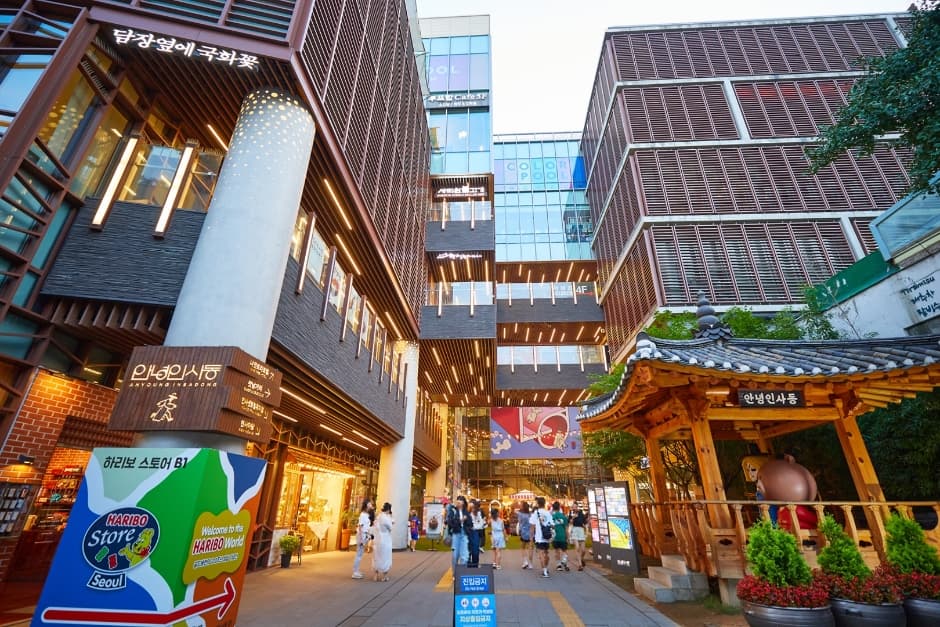 Insadong Cultural Street (인사동 문화의 거리)