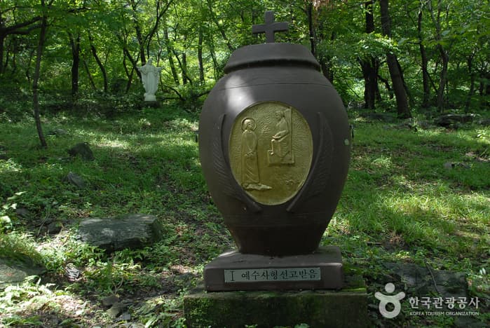 Cheongyang Daracgol Julmudeom Holy Site (청양 다락골 줄무덤 성지)