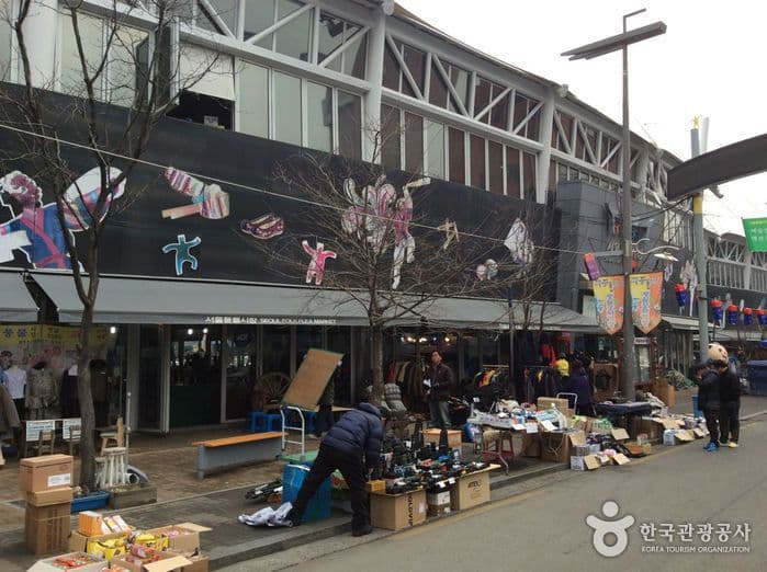 Seoul Folk Flea Market  - Traditional Arts & Crafts Studio (서울풍물시장 전통문화체험관)
