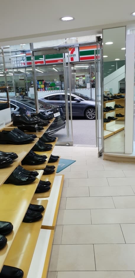 Landrover - Yeosu Gyo-dong Branch [Tax Refund Shop] (랜드로바 여수교동)