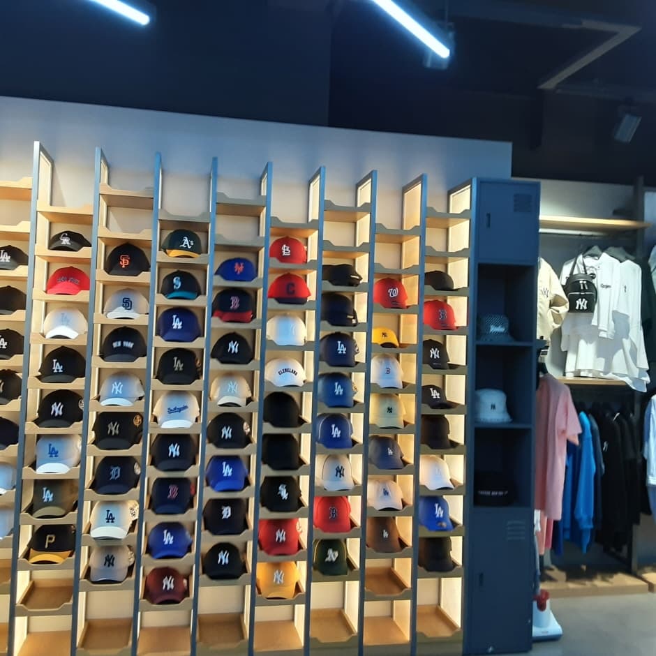 MLB - Jeju Chilseong Branch [Tax Refund Shop] (MLB 제주칠성)