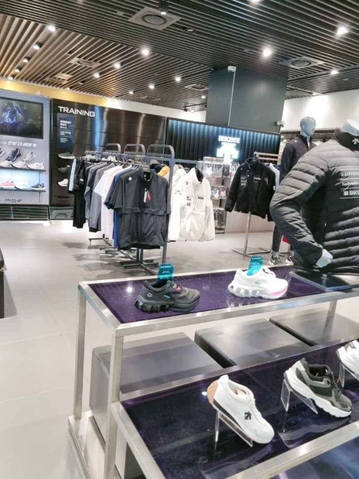 Descente [Tax Refund Shop] (데상트)