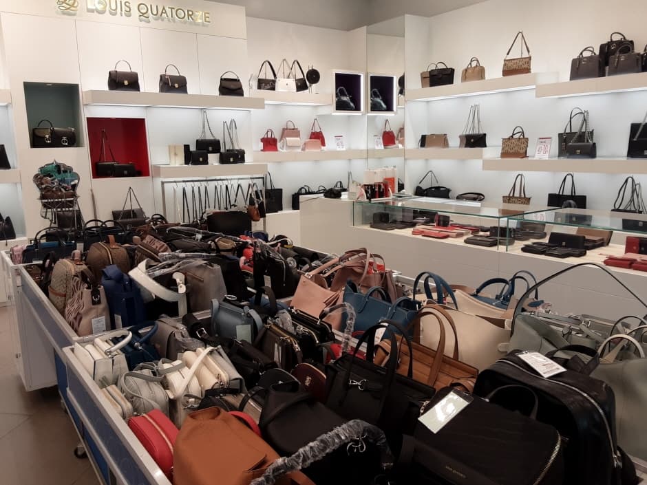 Louis Quatorze Bags - Lotte Gimhae Branch [Tax Refund Shop] (루이까또즈 가방 롯데김해)