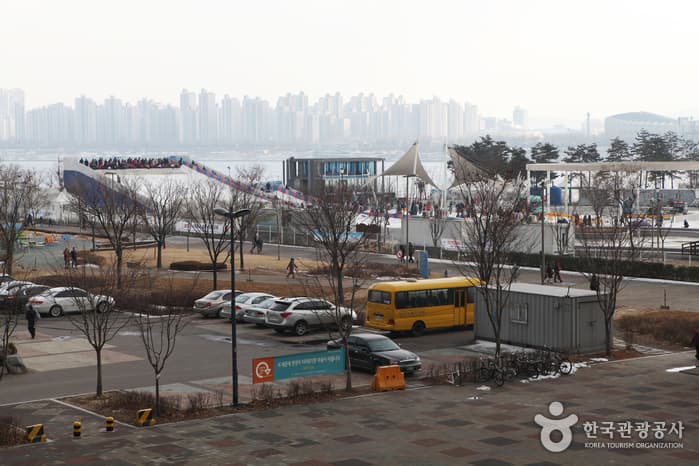 Ttukseom Hangang Park Sledding Hill (한강공원 뚝섬 눈썰매장)
