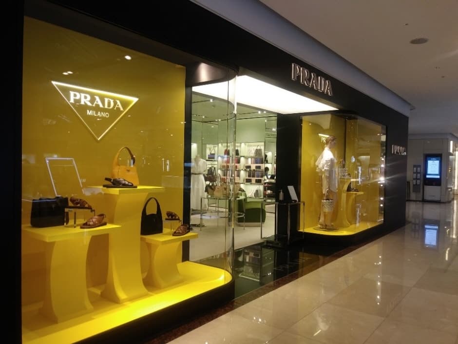 Prada - Hyundai Apgujeong Main Branch [Tax Refund Shop] (프라다 현대 본점)