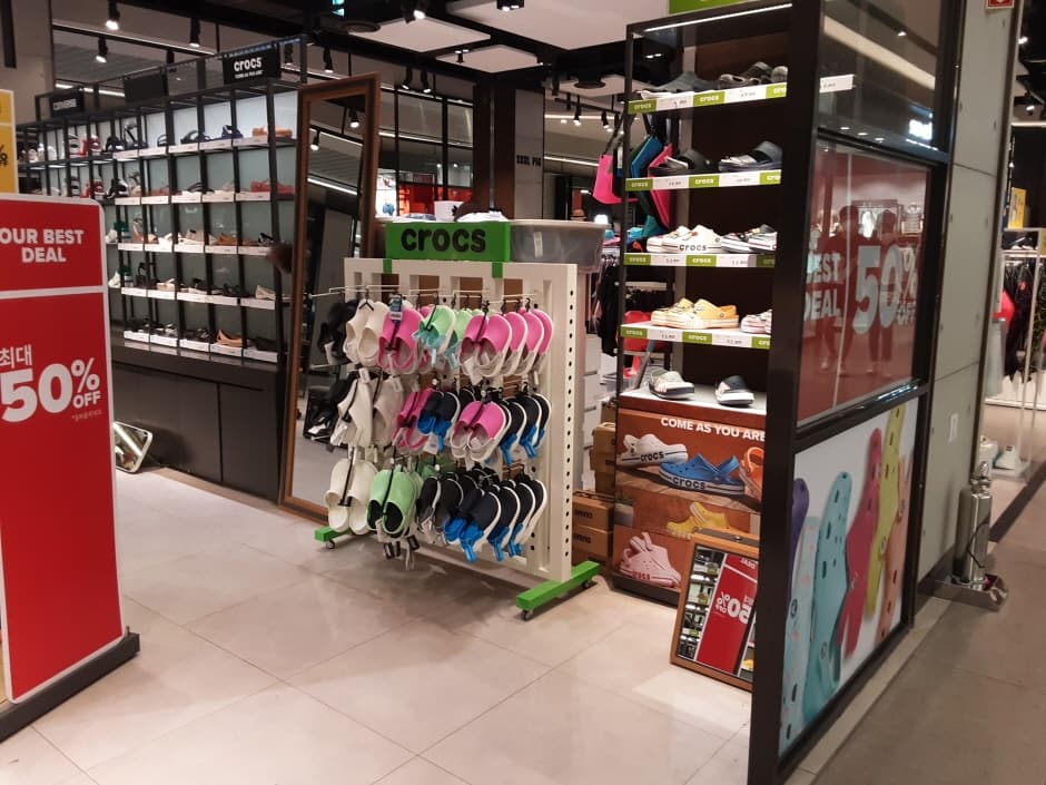 Crocs - Hyundai Songdo Branch [Tax Refund Shop] (크록스 현대송도)