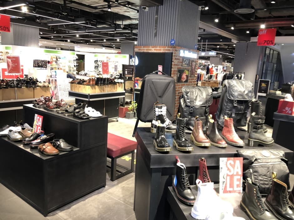 Dr. Martens - Hyundai Garden5 Branch [Tax Refund Shop] (닥터마틴 가든파이브점)