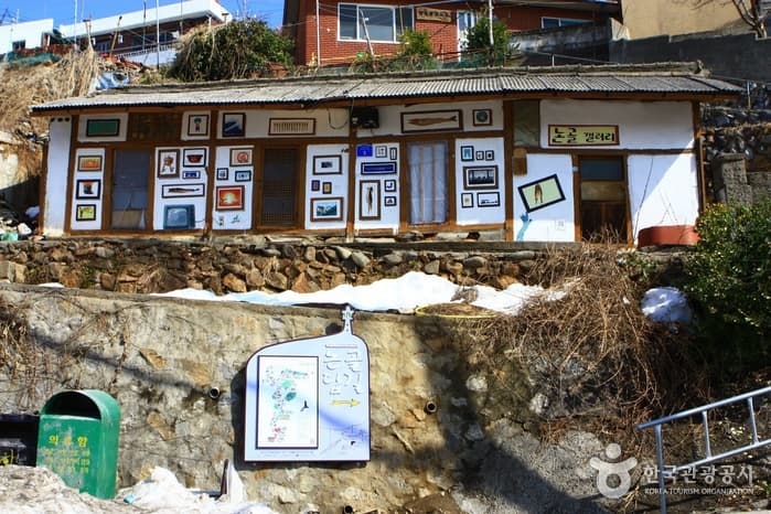 Donghae Nongoldam-gil Street (Deungdae Damhwa Village) (동해 논골담길 (등대 담화마을))