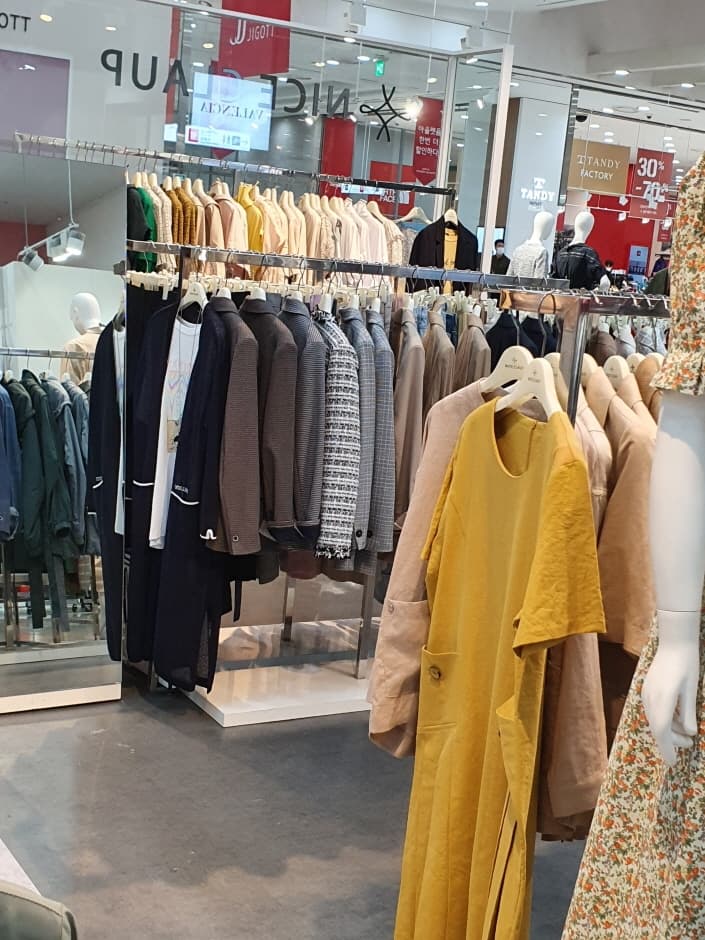 Nice Claup - Lotte Factory Gasan Branch [Tax Refund Shop] (나이스크랍 롯데팩토리 가산)