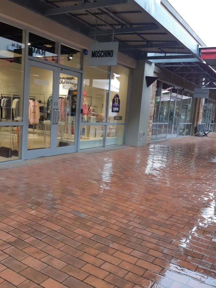 Moschino - Shinsegae Yeoju Branch [Tax Refund Shop] (모스키노코리아 여주)
