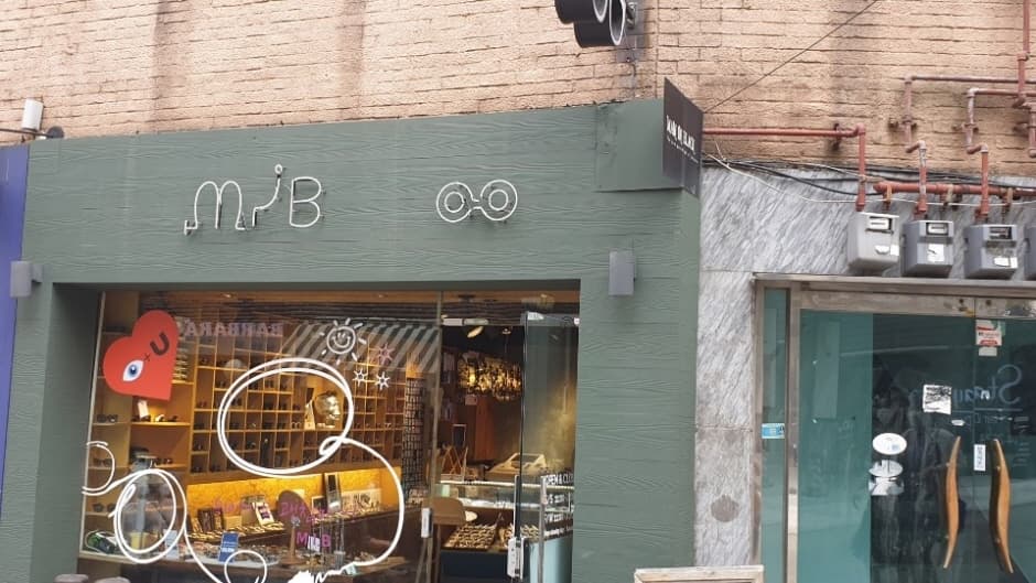 Man in Black - Itaewon Branch [Tax Refund Shop] (맨인블랙 이태원)