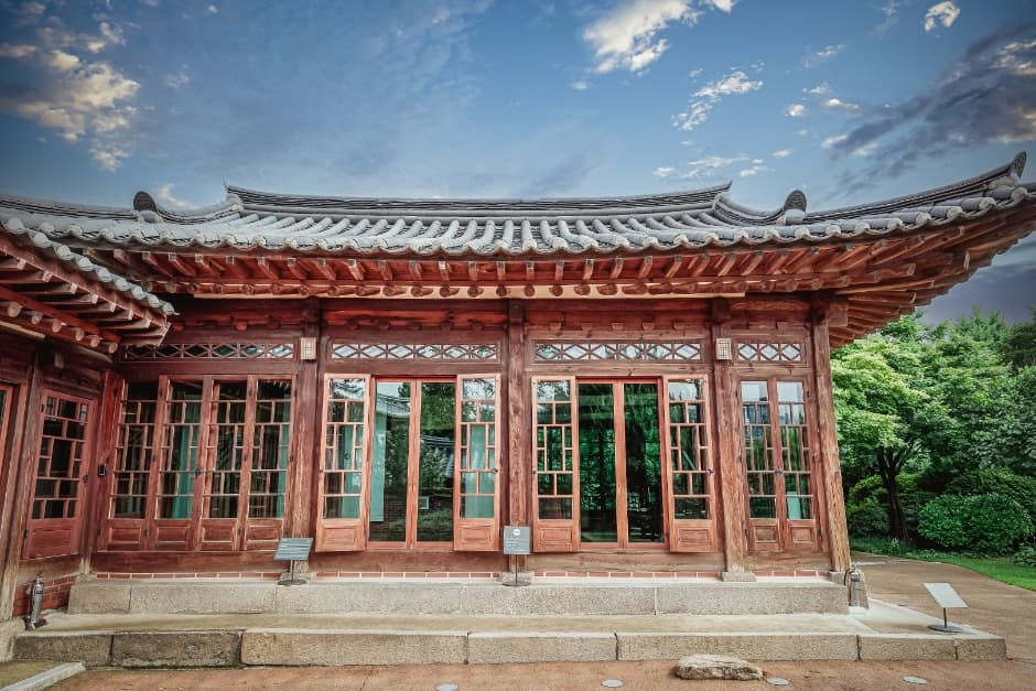Baek In-je House (백인제가옥)