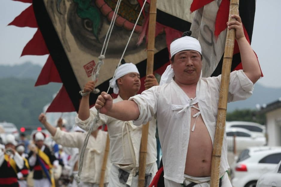 Jeonju Hanok Village Traditional Performance Parade (한옥마을전통연희 퍼레이드-노상놀이야)