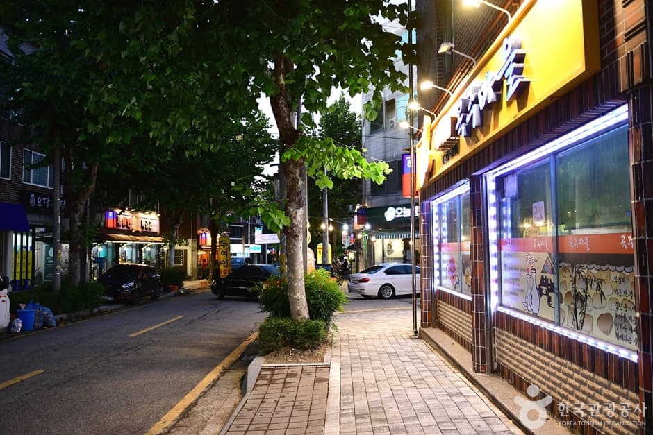Samcheon 2(i)-dong Makgeolli Street (삼천 2동 막걸리골목)