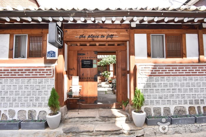 The Place Seoul (traditional Korean-style guesthouse) / 복합한옥공간 곳