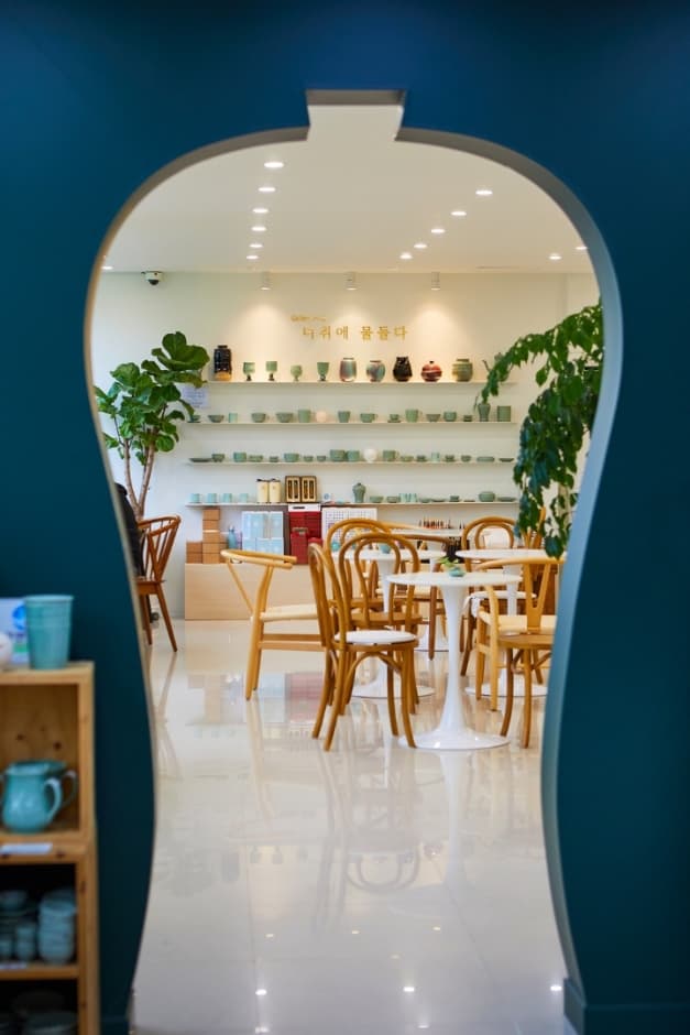 Bichwie Muldeulda Gallery Cafe (비취에물들다)