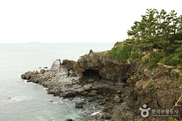Namwon Keuneong Coast (남원 큰엉해안)