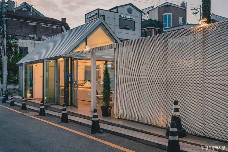 Dongnidan-gil Cafe Street (동리단길 카페거리)