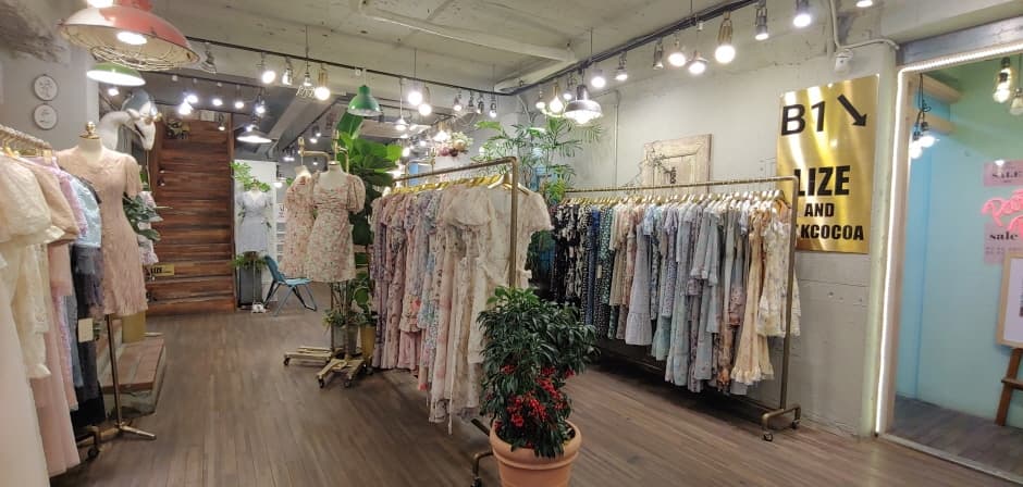 Lize Company - Hongdae Branch [Tax Refund Shop] (라이즈컴퍼니 홍대점)