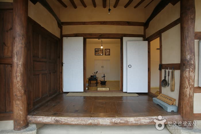 Birthplace of the16th President of Korea, Roh Moo-hyun (진영 봉하마을과 노무현 대통령 생가)
