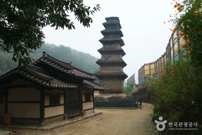 Sinsedong Chilcheung Jeontap - Sinsedong 7 stories Brick Pagoda (안동 법흥사지 칠층전탑)