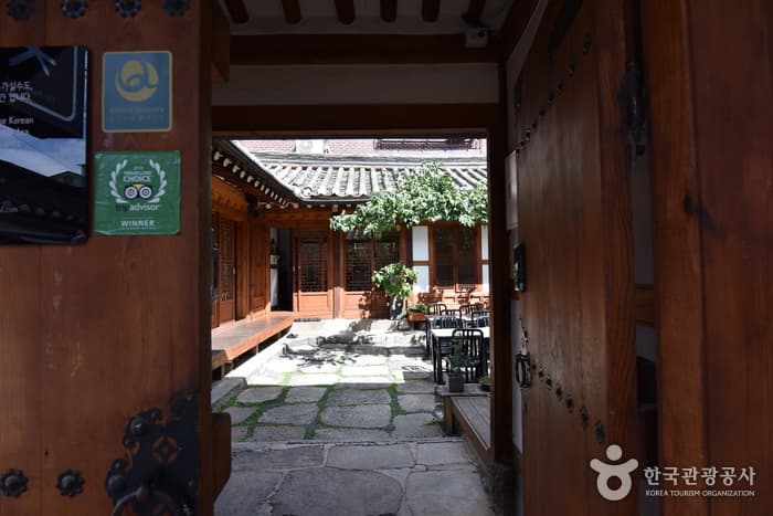 The Place Seoul (traditional Korean-style guesthouse) / 복합한옥공간 곳