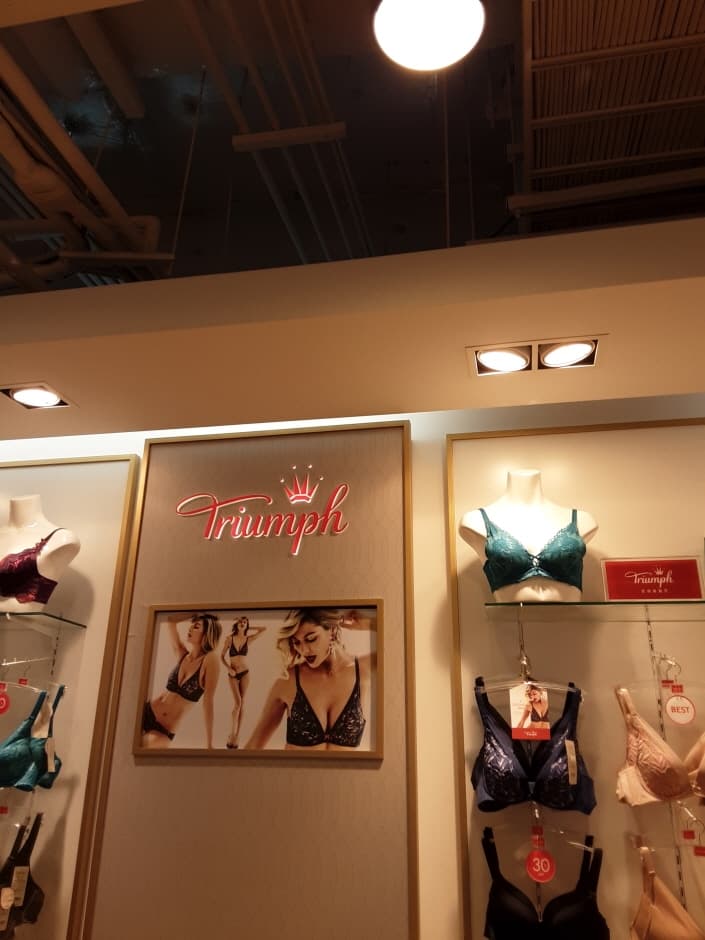 Triumph - Shinsegae Paju Branch [Tax Refund Shop] (트라이엄프 신세계파주)