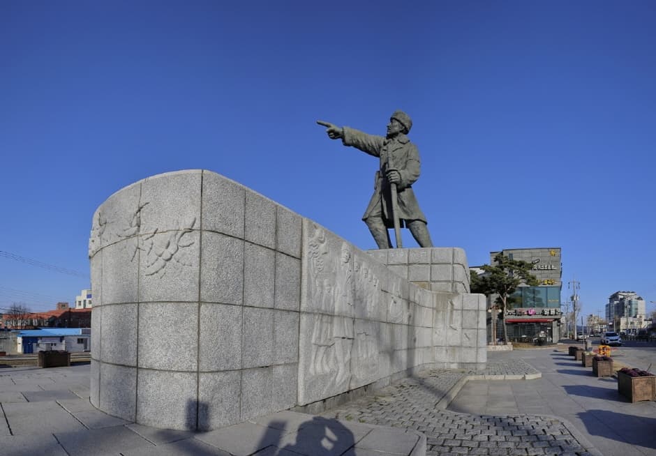 Statue of General Kim Jwajin (김좌진장군동상)