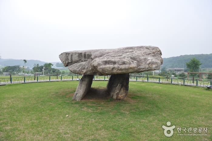 Dolmen in Bugeun-ri [UNESCO World Heritage] (강화 고인돌 유적 [유네스코 세계문화유산])