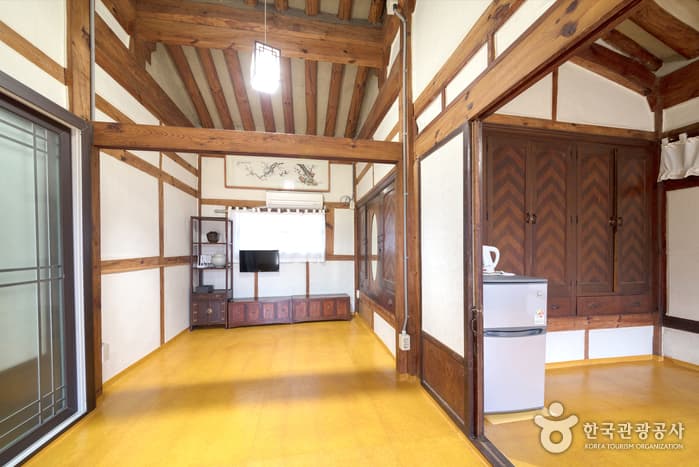 Gotaekhanok (고택 한옥에서)