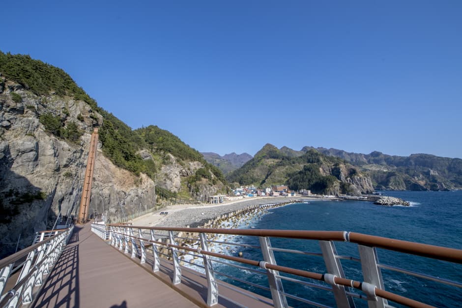 Taeha Coastal Trail and Daepunggam Cliff (태하 해안산책로 및 대풍감 (울릉도, 독도 국가지질공원))