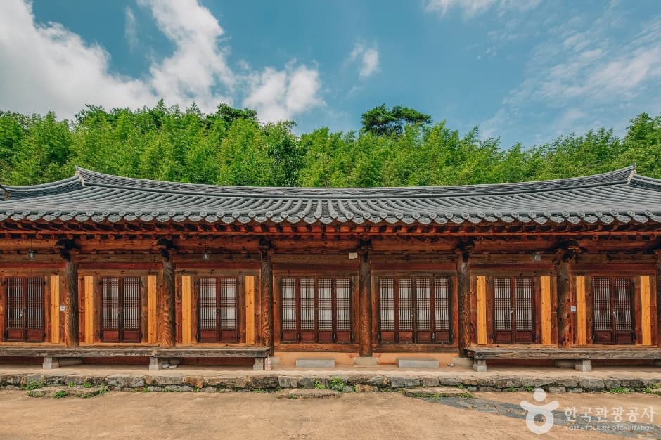 Yeonpung Gotaek (연풍고택(문충고가))