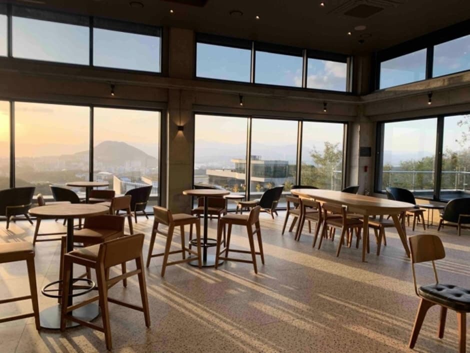 Starbucks Chuncheon Gubongsan R (스타벅스 춘천구봉산R점)