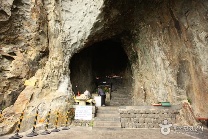 Sanbanggulsa Grotto - Jeju (산방굴사(제주))